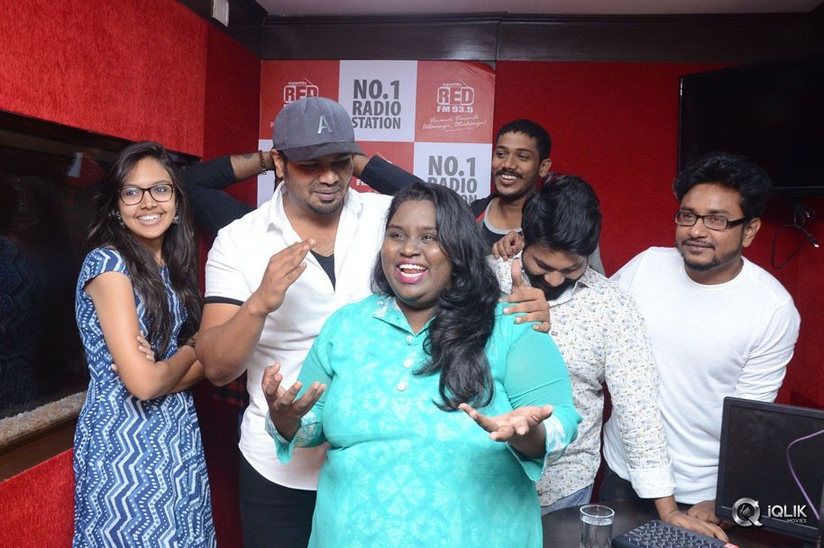 Manchu-Manoj-at-Redfm-For-Okkadu-Migiladu-Movie-Promotions